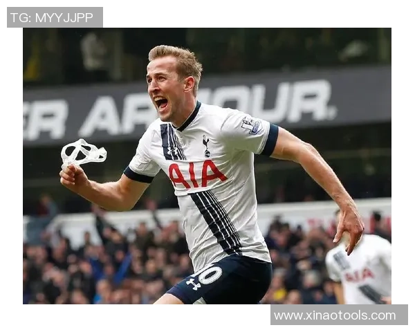 戴面具踢球的足球传奇人物故事揭秘与背后不为人知的情感历程